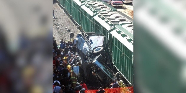Choque entre tren y camión de pasajeros en Guanajuato deja varios muertos