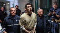 Juez desestima cargos de terrorismo en el caso estatal contra Luigi Mangione