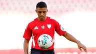 Alexis sigue maravillando al camarín del Sevilla, aunque por ahora no le alcanza para convencer a su DT En España resaltan la entrega del delantero chileno.
