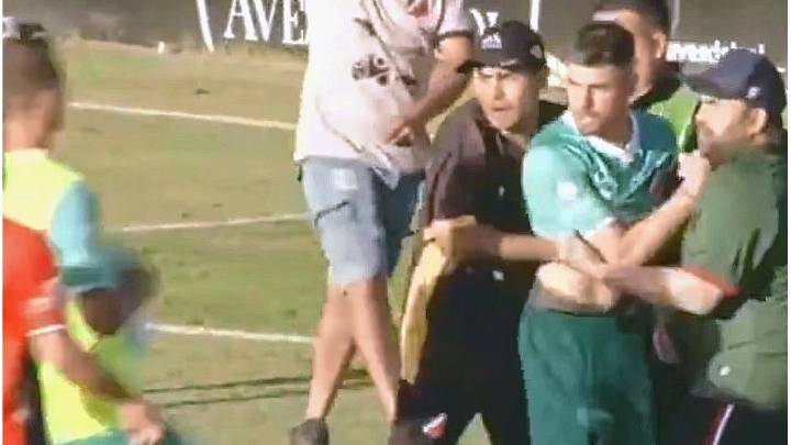 Los jugadores de Deportivo Maipú se agarraron a las trompadas con sus propios hinchas