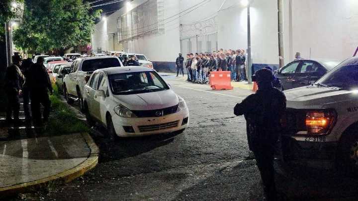 Detienen en Michoacán a 37 presuntos integrantes de La Luz del Mundo con armas de utilería