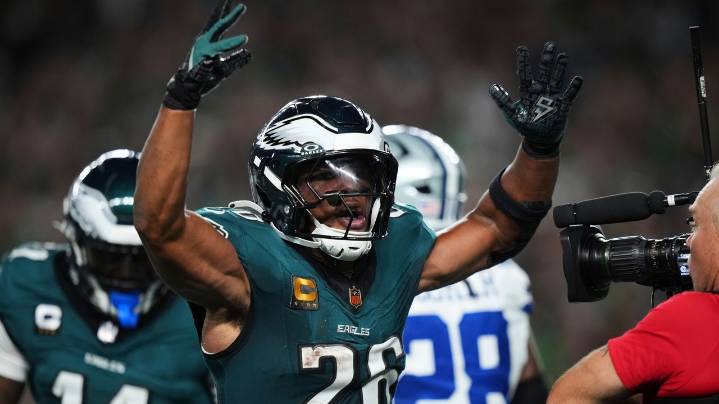 Eagles resume season opener against Cowboys after lightning delay