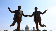“Mejores amigos para siempre”: la polémica estatua de Trump y Epstein que desató furia de la Casa Blanca
