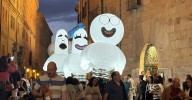 Un espectáculo de gigantes de luz ilumina las calles de Salamanca