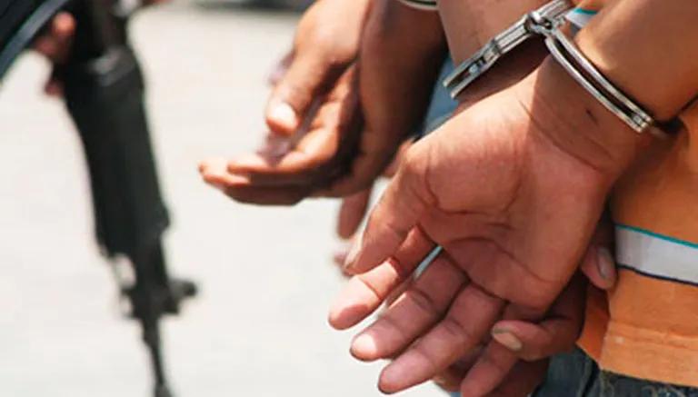 ¡Desalmado! Capturaron a sujeto que echó de la casa a su madre y amenazó con quemarla