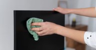 El sencillo truco para limpiar la pantalla del televisor y dejarla como nueva 