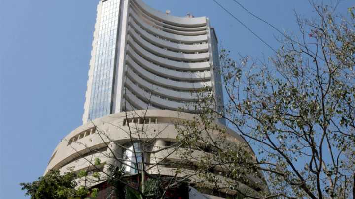 Nifty open flat, Sensex up by 200 pts, FII selling and lack of clarity on India US deal weigh on sentiment