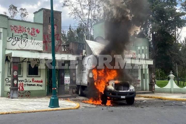 Derriban normalistas puerta de campo militar y queman camión