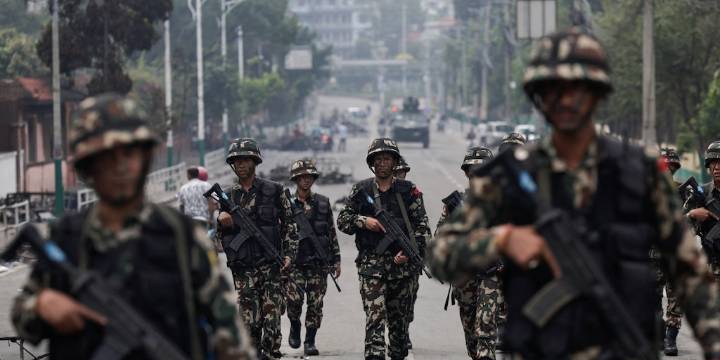 Nepal extendió el toque de queda tras los violentos disturbios que dejaron 25 muertos y forzaron la renuncia del gobierno