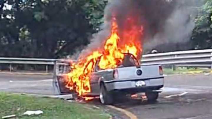 Camioneta se Incendia Mientras Circulaba por el Distribuidor Vial del Aeropuerto de Veracruz