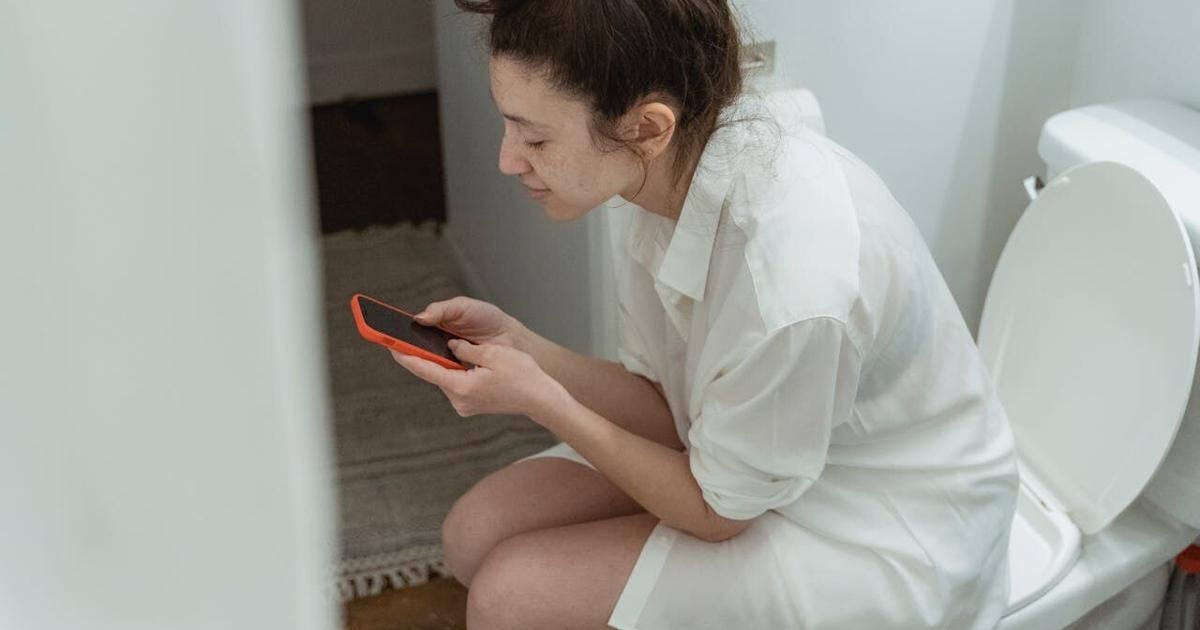 Scrolling while sitting on the toilet increases risk of hemorrhoids