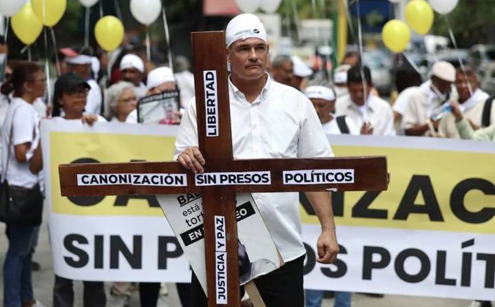 HRW advierte que decenas de “presos políticos” tienen meses incomunicados