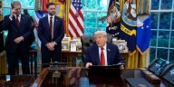Trump anuncia arancel de 100% a farmacéuticas que no produzcan en EU
