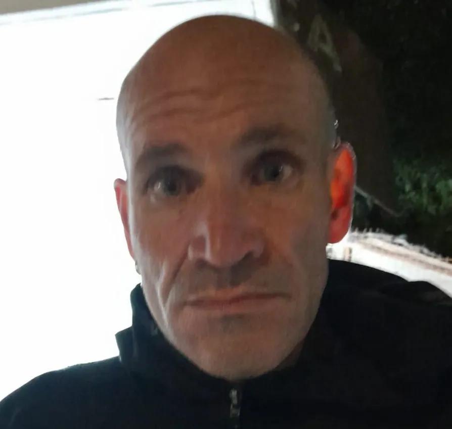 Piden colaboración para dar con el paradero de un hombre visto por última vez en barrio Ecotierra