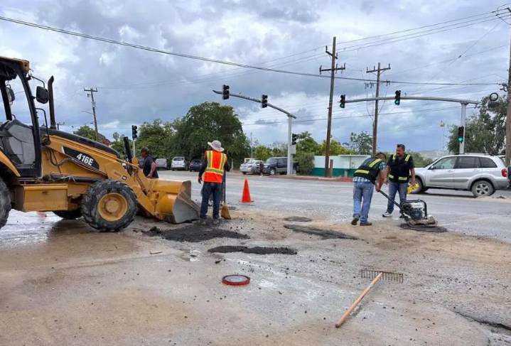 Inicia reparación de baches en la carretera transpeninsular de Los Cabos