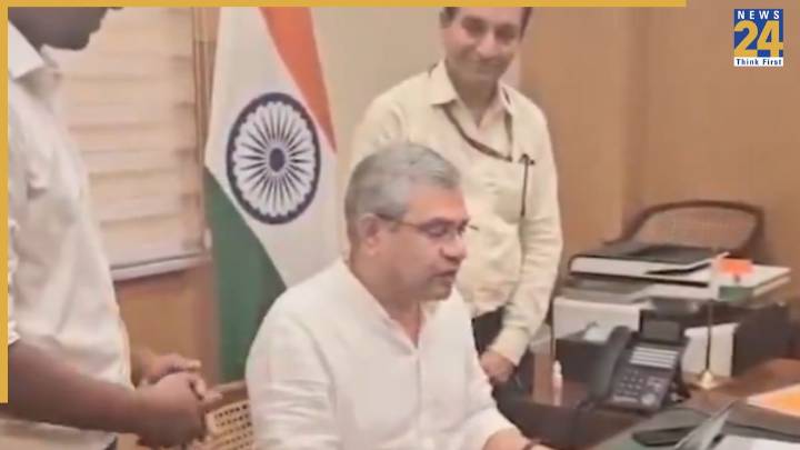 After Trump ‘Assault’ on Indian IT Sector, Union IT Minister Ashwini Vaishnaw Declares moving to Home Grown Tech Solutions Provider Zoho