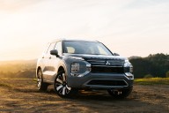 Street Lines: 2025 Mitsubishi Outlander SEL 2.5 S