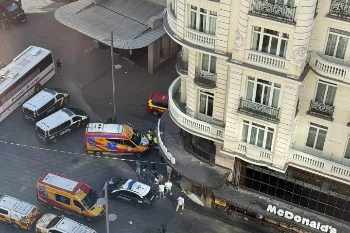 La Policía detiene a un hombre atrincherado con bombonas de butano en la esquina de Gran Vía con Montera: "Amenazaba con hacerlas explotar"