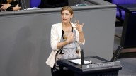 Diputada pronuncia discurso con su bebé y abre debate sobre cuidado infantil