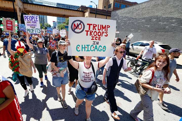 Trump intensifica su retórica represiva con la amenaza de una "guerra" en Chicago; oposición lo considera "dictador en potencia"