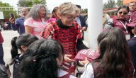 Estudiantes de La Paz reciben kits de útiles escolares y tenis gratuitos