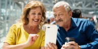 10 teléfonos ideales para adultos mayores: desde modelos sin cámara hasta smartphones