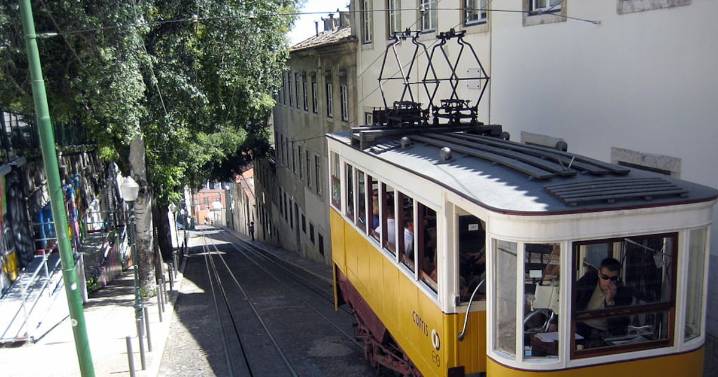 Al menos 15 muertos al descarrilar un popular funicular en Lisboa