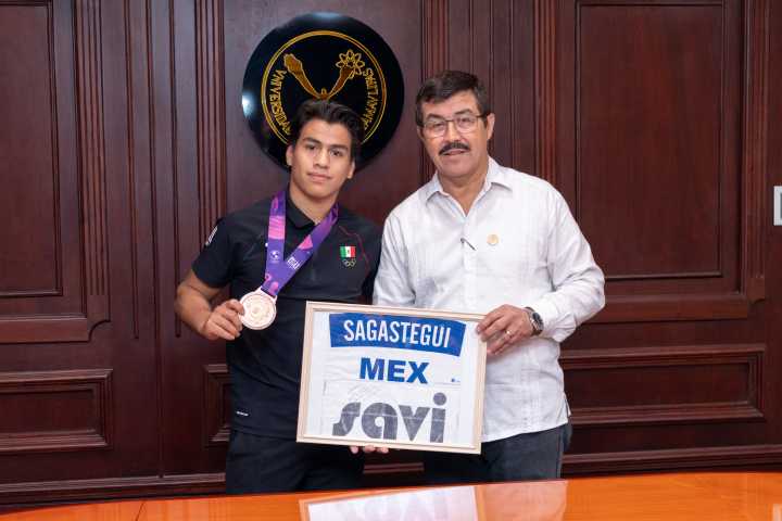 Reconoce rector a Lalo Sagastegui por sus logros deportivos a nivel internacional martes, 2 de septiembre de 2025