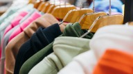 ¿Debes lavar la ropa nueva antes de estrenarla? Estos son los riesgos para tu salud si no lo haces