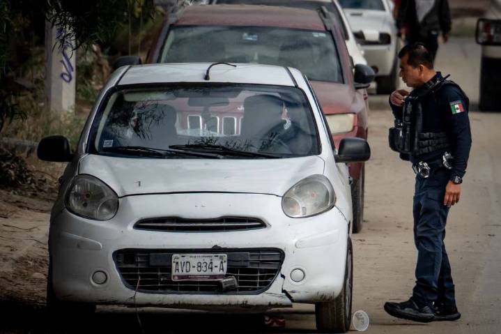 Abandonan un Nissan March blanco con una persona sin vida en la colonia San Bernardo