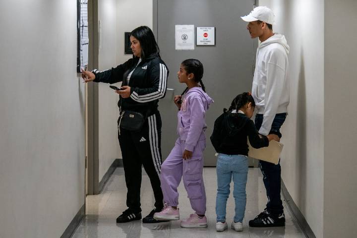 Un tribunal de apelaciones permite que Trump acabe con las protecciones legales de más de 400.000 migrantes