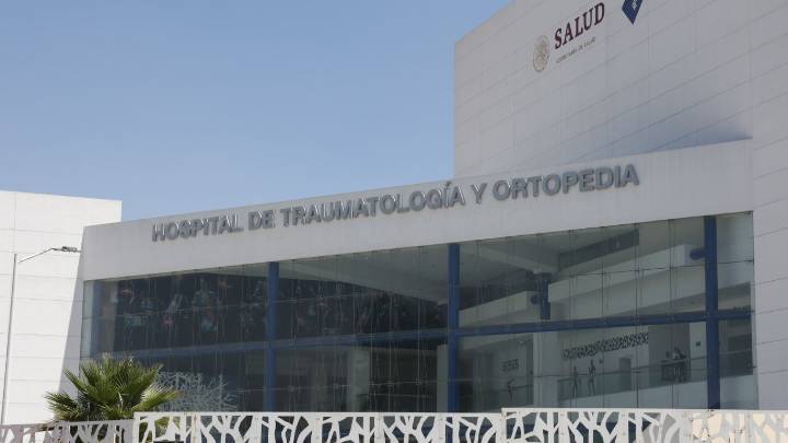 Aguas negras inundan área de urgencias del Hospital de Ortopedia del gobierno estatal
