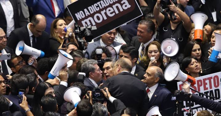Confrontaciones, gritos y sirenas ilustran reinicio en el Congreso de la Unión