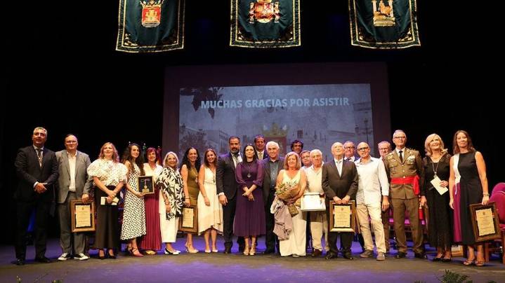 El deportista José Abreu Florencio y la soprano Soraya Méncid reciben la Medalla de Cartaya