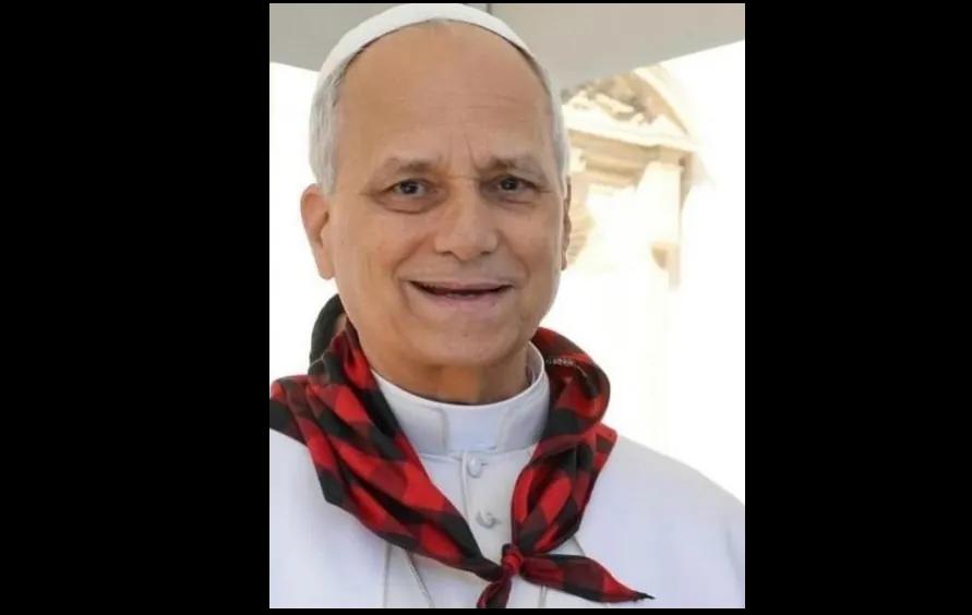 El Papa León XIV se pone un cachirulo regalado por una delegación de catequistas zaragozanos