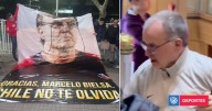 Hinchas llegan con lienzo a hotel de Uruguay para homenajear a Marcelo Bielsa: la reacción del ’Loco’