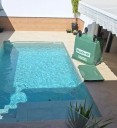 Insólito e incívico: Lanzan un contenedor a la piscina de un vecino en Matalascañas