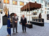 El embajador de Pakistán visita la muestra de arte sacro sevillano en Bruselas