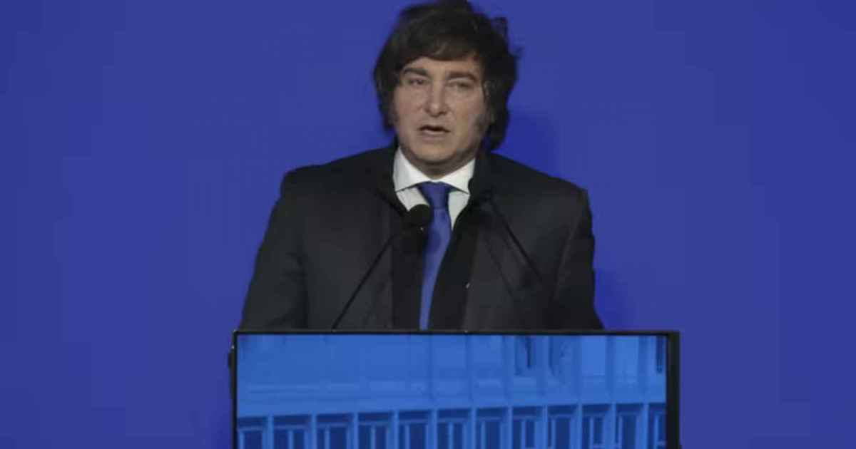 Javier Milei culpó al “pánico político” por la suba del riesgo país y lo atribuyó a la oposición