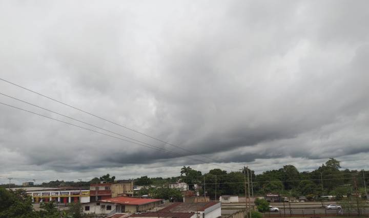 Onda tropical N.°33 traerá fuertes precipitaciones y descargas eléctricas a Venezuela