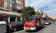 Declarado un incendio en la avenida de Averroes, junto al Polígono Calonge de Sevilla