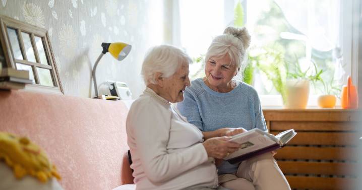 Doctor lists 10 early Alzheimer's symptoms including one obvious personality change