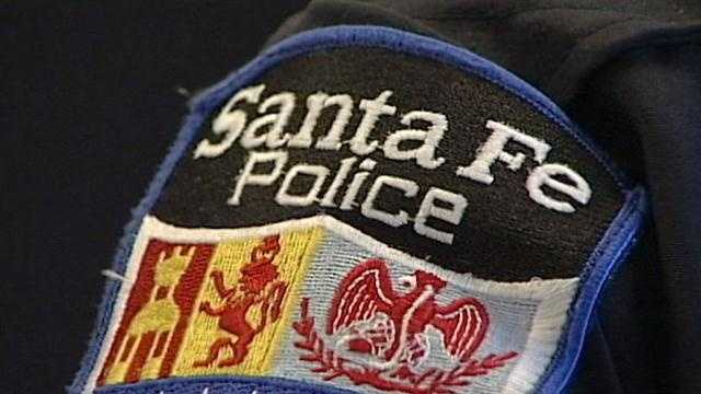 Santa Fe police seek suspect in stabbing at store