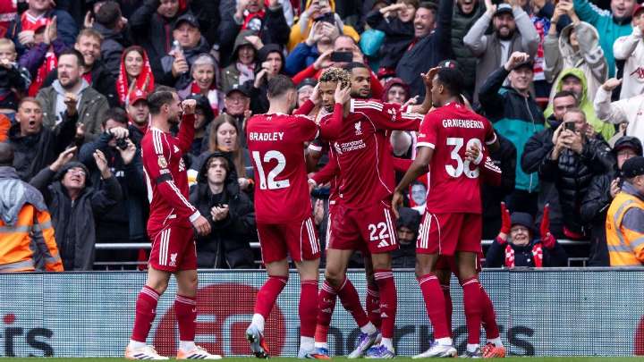Liverpool venció a Everton y sigue como líder en la Premier