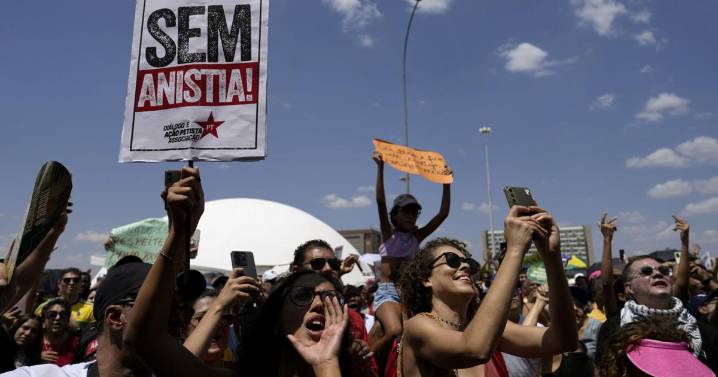 Brasileños protestan contra proyecto de ley que podría llevar a perdón para Bolsonaro y sus aliados