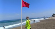Puerto Vallarta cierra sus playas: Colocan bandera roja por oleaje de hasta tres metros