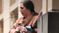 Mujer australiana condenada a 33 años por envenenar a tres personas con hongos
