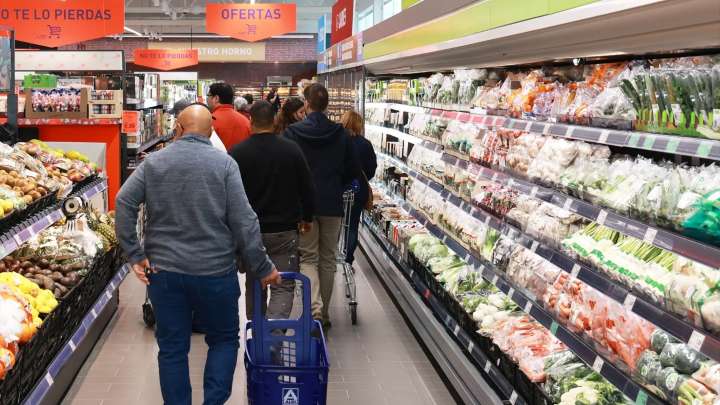 El consumidor aún no se fía de la inflación: cestas más pequeñas, más visitas al súper y más marca blanca
