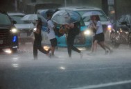 Un muerto y un herido por las repentinas lluvias récord que dejaron inundaciones en Tokio