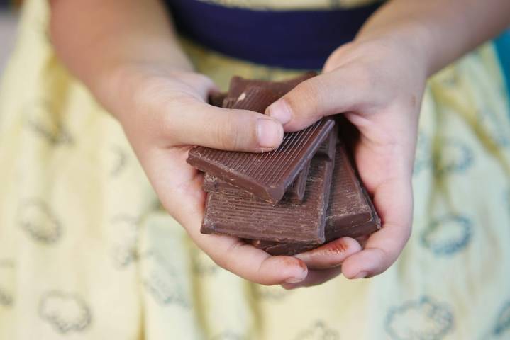Robo insólito en Rusia: mujer detenida por comerse 223 chocolates